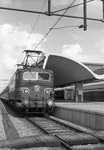 155008 Afbeelding van de electrische locomotief nr. 1116 (serie 1100) van de N.S. met rijtuigen plan E langs een perron ...